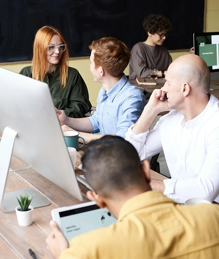 Equipo multidisciplinario en reunión